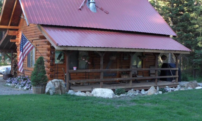 Whitefish Cabin | Serene Log Cabin Retreat on 20 Acres with Kitchen Access