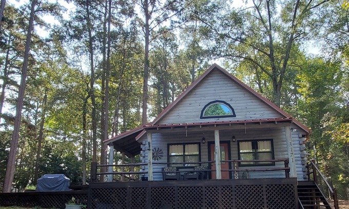 Hawkins Cabin | Rustic Log Cabin on beautiful Lake Hawkins