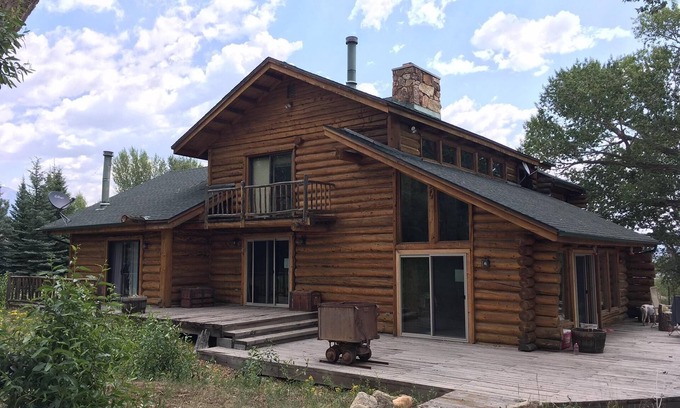 Buena Vista House | Scenic Log Cabin Retreat with Elk Creek Views