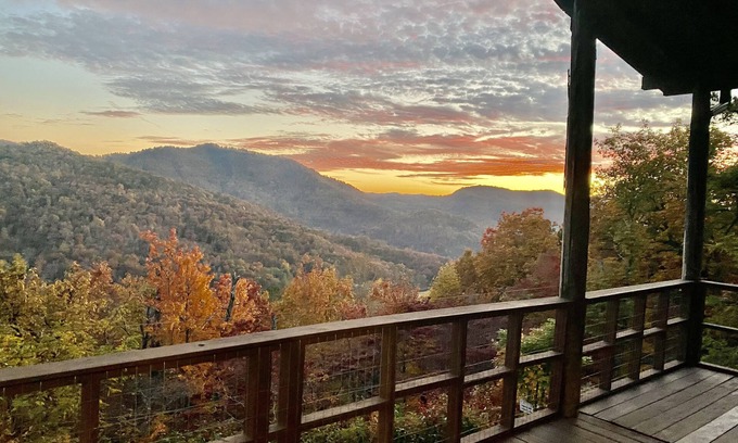 Franklin Cabin | Rustic Log Cabin with Loft, Fire Pit & Breathtaking Views