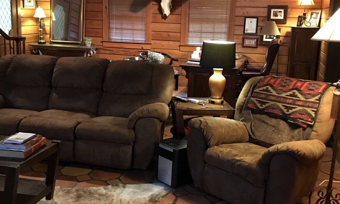 Grenada House | Cozy Log Cabin Retreat Near Grenada Lake - Pet Friendly!