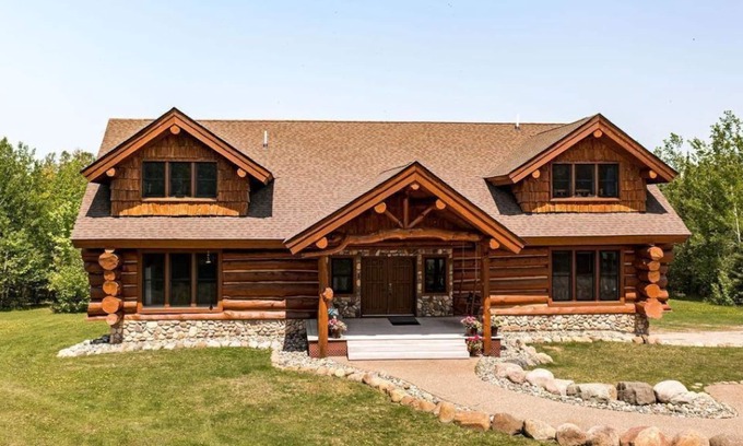 Bovey House | Cozy Log Home: Relaxation with Pool, Spa & Guest Rating 9.6
