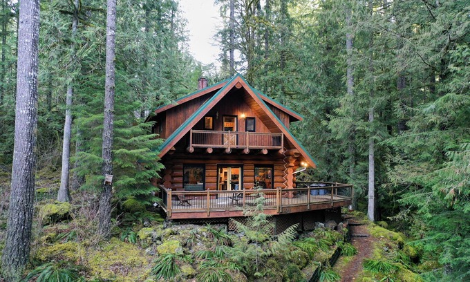 Glacier House | Pet-Friendly Rustic Log Home with Hot Tub and Sauna