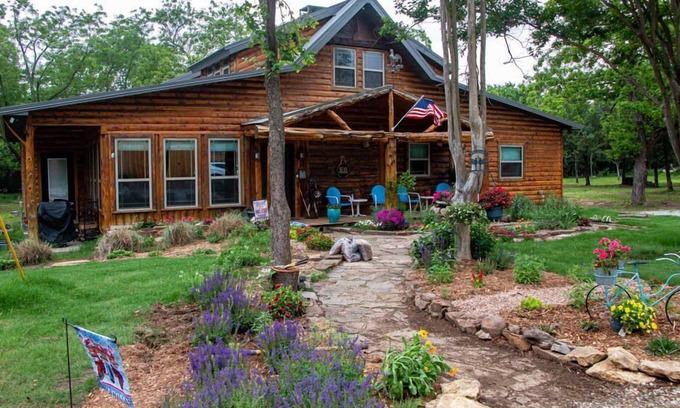 Albany Cabin | Inviting OKLA Log Cabin - Perfect for Families and Pets