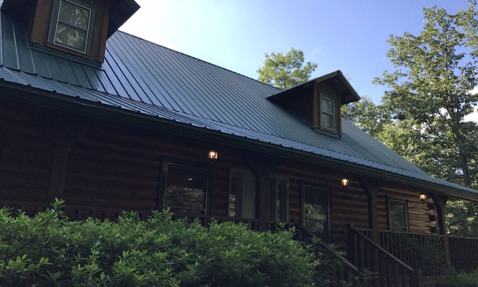 Dahlonega Cabin | Elegant Rustic Retreat: Rooms, Suites & Pet-Friendly Cabins