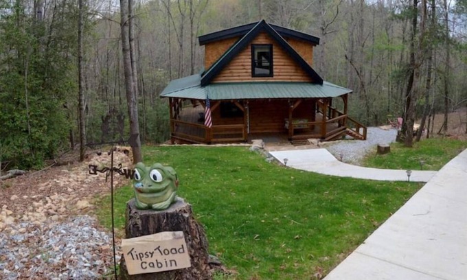 Dahlonega Cabin | Cozy Cabin Retreat in Wine Country, Dahlonega - 10/10 Rated
