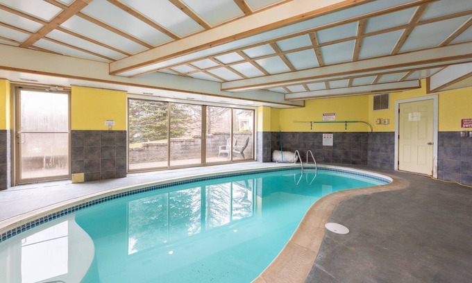 McHenry House | Experience American Eagle Lodge: Lakefront Relaxation Awaits