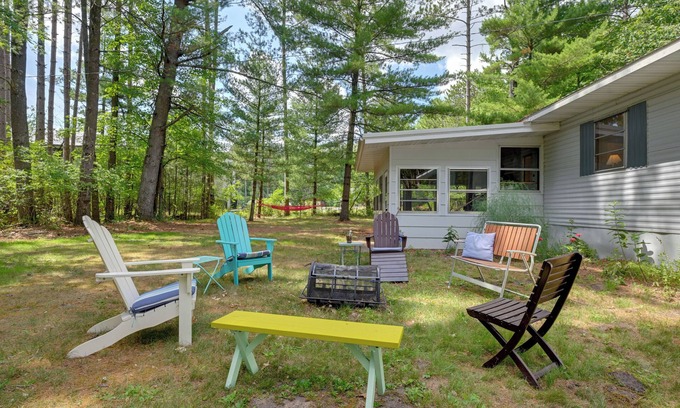 Mauston Cabin | Rustic Mauston Retreat: Steps from Castle Rock Lake
