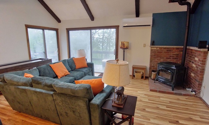 Tannersville House | Rustic Mountain Escape. Waterpark, Ski & Views!