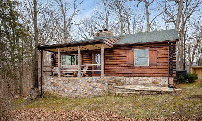 Front Royal Cabin | Scenic Mountain Log Cabin with Pool & Pet-Friendly Amenities
