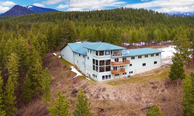 Chewelah Cabin | Rustic Mountain Top Lodges: Ideal for Short or Extended Stays