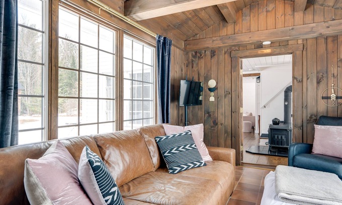 Guildhall House | Unforgettable Mountain-View Farmhouse with Spa & Breakfast