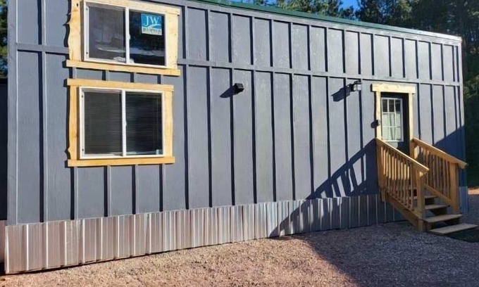 Hot Springs Cabin | Exceptional Rustic Nest Tiny House: Pet-Friendly Getaway