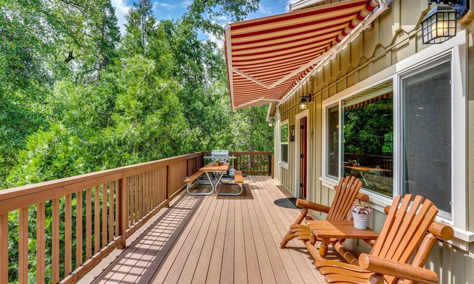 Oakhurst Cottage | Cozy Oakhurst Retreat: Pet-Friendly & Steps to Bass Lake