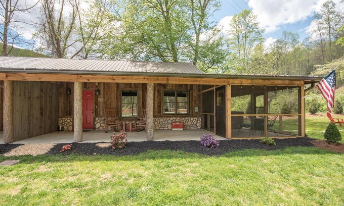 Franklin Cabin | Cozy One-Bedroom Cabin with Hot Tub & Creek Access
