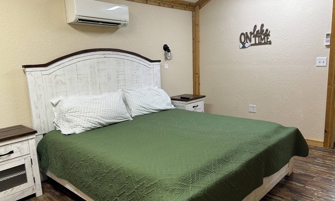 Anacoco Cabin | Charming One-Bedroom Retreat with Lake View and Pool