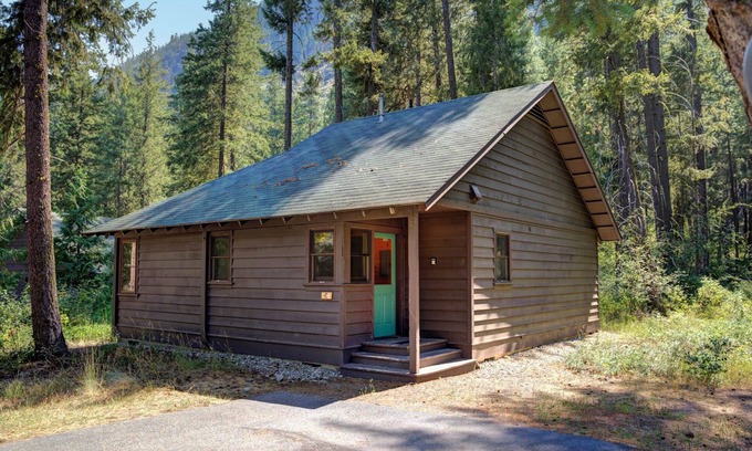 Mazama Cabin | Rustic One Bedroom Cabin
