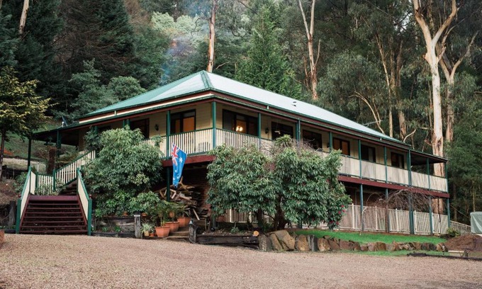 Kalorama Bed & Breakfast | Cozy Rustic Refuge Guesthouse with Hot Tub & Kitchen