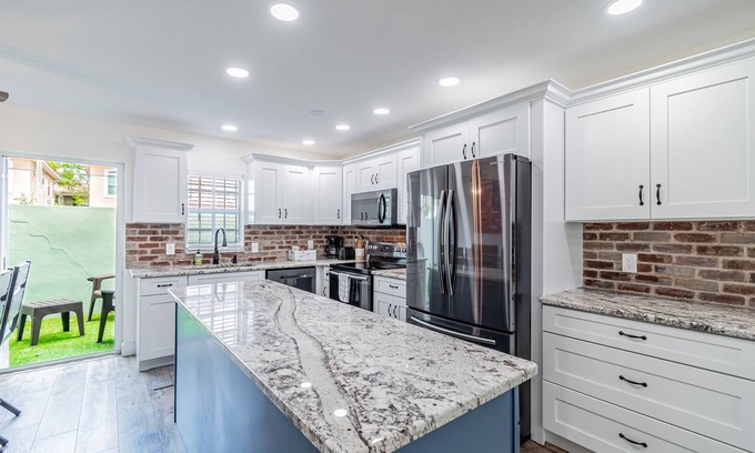 Courier City - Oscawana Condo | Unwind at Rustic Reserve: Walk to Hyde Park & SOHO