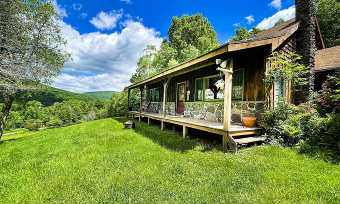 Denver Cabin | Inviting Log Home with Child-Friendly Kitchen Amenities