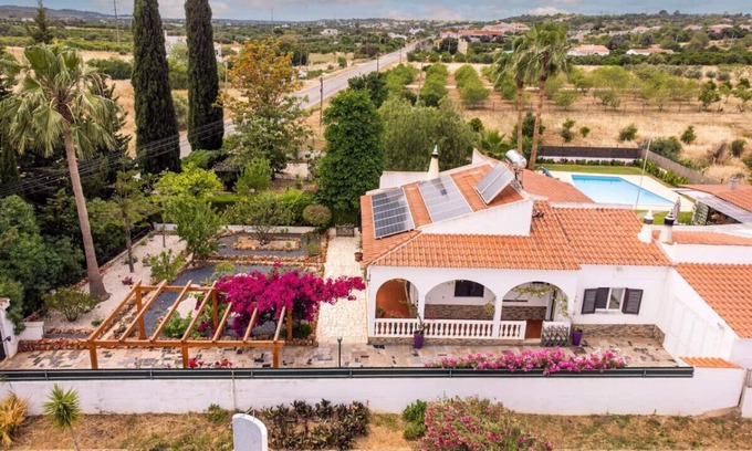 Silves Villa | Charming Rustic Retreat in Algoz with Family-Friendly Amenities