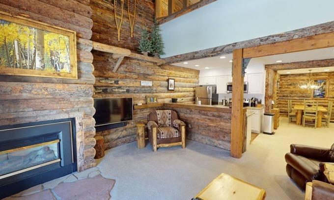 Crested Mountain Village Apartment | Inviting Rustic Retreat with Spa & Hot Tub in Mt Crested Butte
