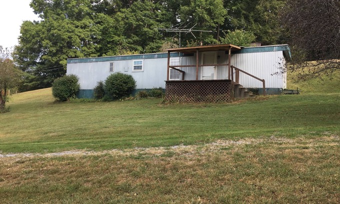 Speedwell House | Charming Farm Retreat with Pool, Breakfast & Pet Friendly