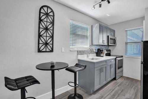 Poinciana Park Apartment | Cozy Rustic Retreat for 4, Pet-Friendly Near Las Olas