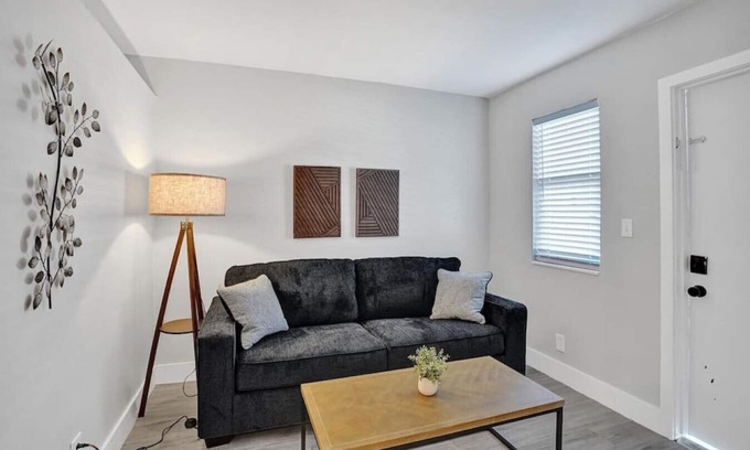 Poinciana Park Apartment | Rustic Retreat: Cozy 1BR Near Las Olas for Memorable Stays