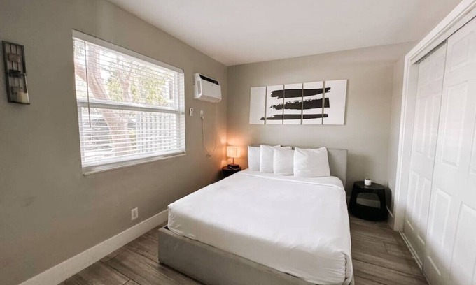 Downtown Fort Lauderdale Apartment | Inviting 1BR Rustic Retreat for 4 Near Las Olas Beach