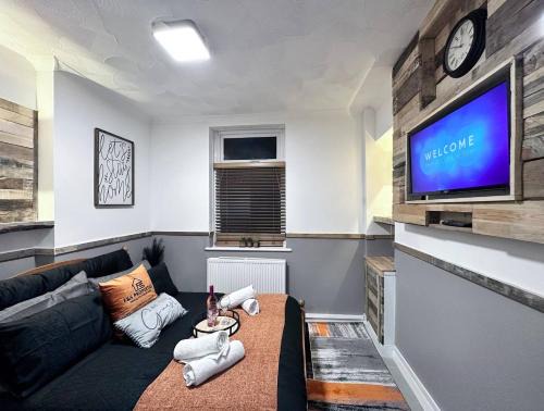 Pentre Apartment | Relaxing Rhondda Retreat with Hot Tub & Sauna for Families
