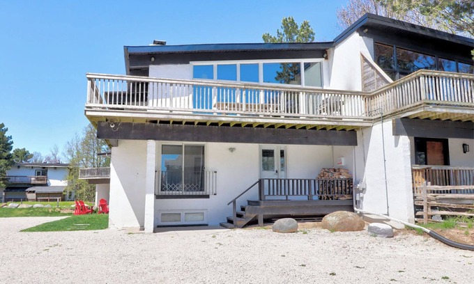 The Blue Mountains Ski Chalet | Blue Mountain Chalet: Breathtaking Views & Family-Friendly