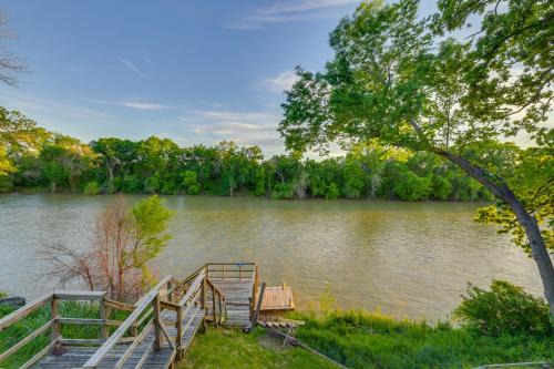 Waco Apartment | Cozy River Cabin with Dock and Covered Deck for Families