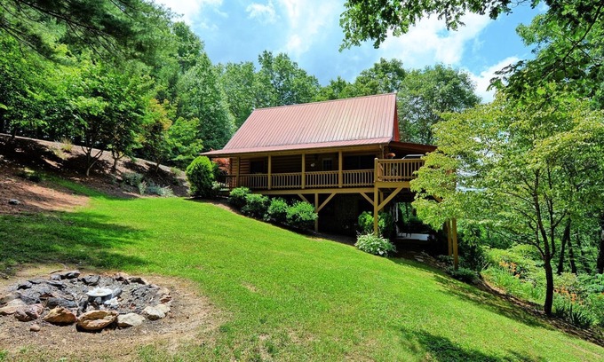 West Jefferson Cabin | Rustic River Retreat: Family-Friendly with River Access