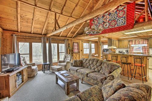 Moorestown House | Cozy River View Cabin: Fire Pit, Games & Pet Friendly