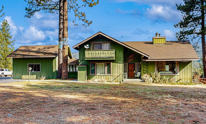 Graeagle House | Scenic Riverfront Retreat with Deck & Cozy Wood Stove