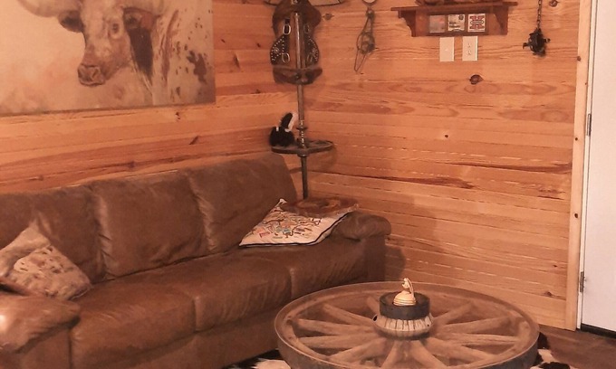 Lafayette County House | Inviting Lakefront Cabin: Pet-Friendly & Breakfast Included