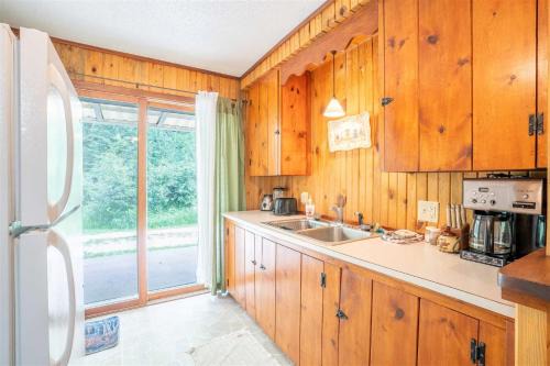 Custer House | Relax in Rustic Roost Log Cabin - Family-Friendly Escape