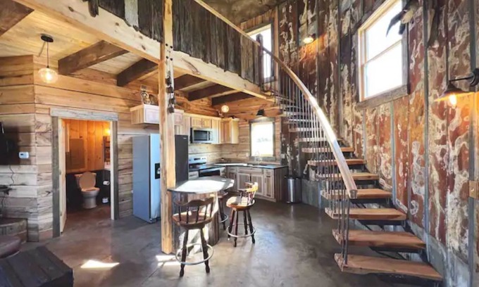 Lewistown Cabin | Rustic Silo Home with Kitchen and Breathtaking Sunsets