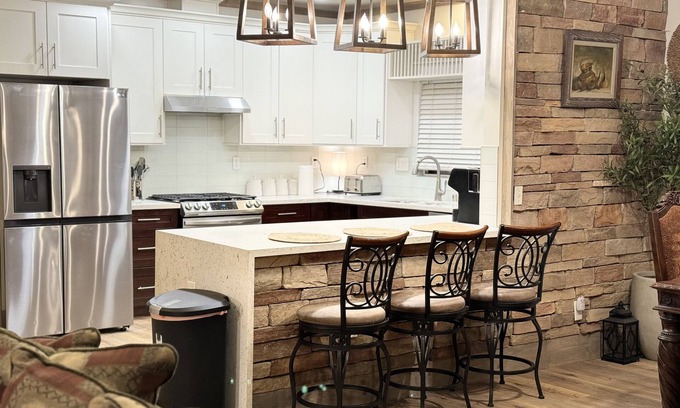 Modesto House | Rustic Solitude Lodge: Family-Friendly with Breakfast Included