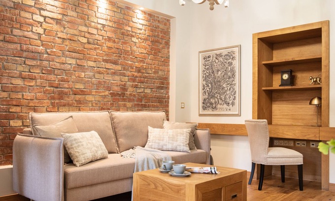 City Centre Apartment | Guest Rated: 10/10 Rustic Splendour with Spa Amenities