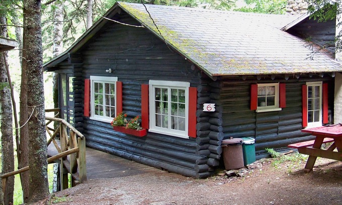 Dennysville Cottage | Cozy River-View Log Cottage - Pet-Friendly Retreat in Maine