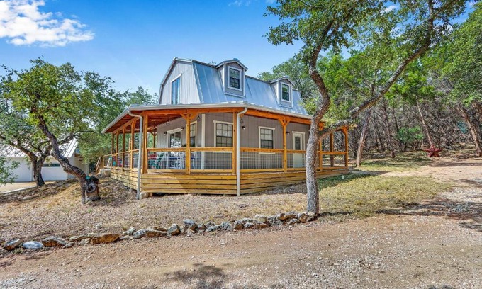 Bulverde House | Rustic Star Farmhouse - Family-Friendly Moonlight Getaway