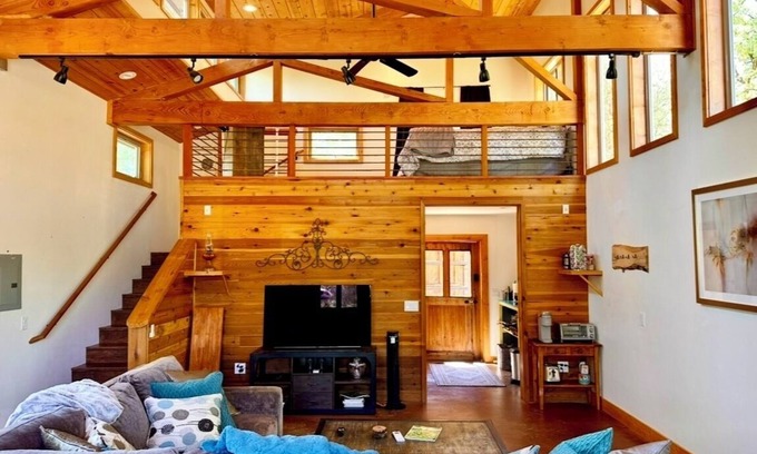 Penn Valley Apartment | Rustic Studio Getaway in the California Gold Country - Pet Friendly