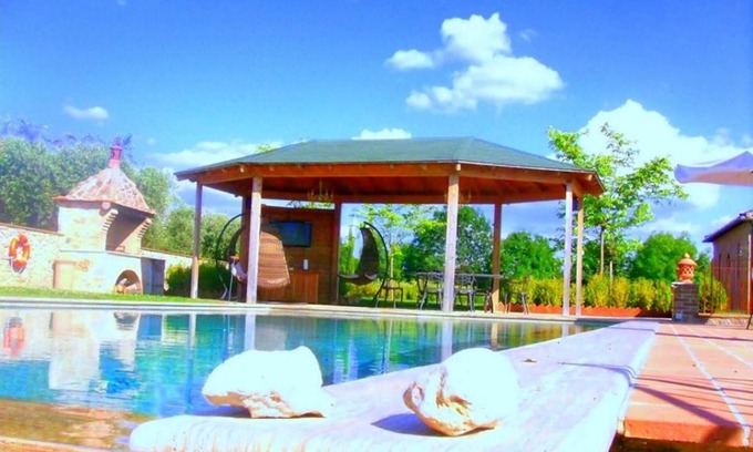 Sovicille Apartment | Idyllic Country House near Siena with Pool & Breakfast