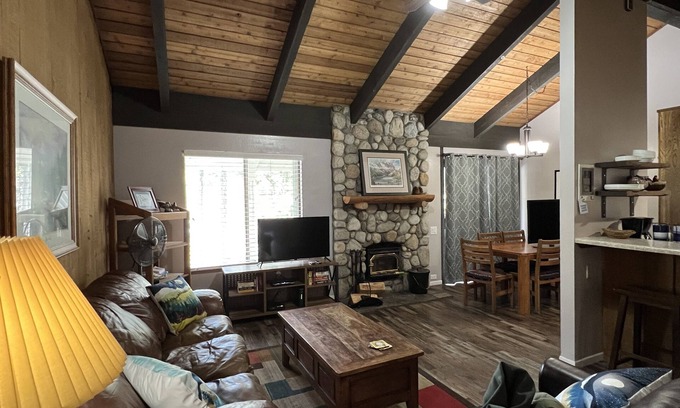 Mammoth Lakes Condo | Rustic Sunshine: 9.8 Rated Retreat Near Village & Eagle!
