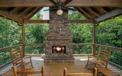 Gatlinburg - Pigeon Forge Villa | Rustic Timber: Family-Friendly Retreat with Hot Tub