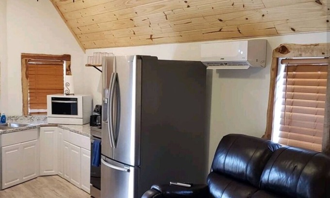 Tulsa Cabin | Cozy Tiny Cabin with Private Hot Tub Near Downtown