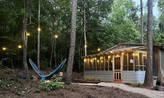 Wedowee Cabin | Rustic Tiny House - Cheaha State Park -Lake Wedowee with Hot Tub , Sleep 2