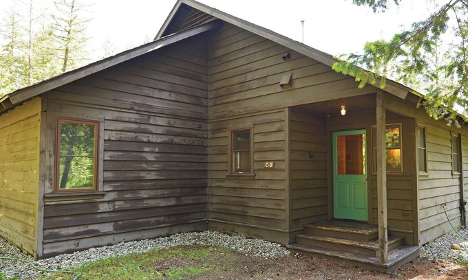 Mazama Cabin | Rustic Two Bedroom Cabin